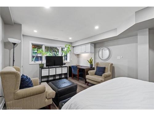 8 Orr Crescent, Stoney Creek, ON - Indoor Photo Showing Living Room