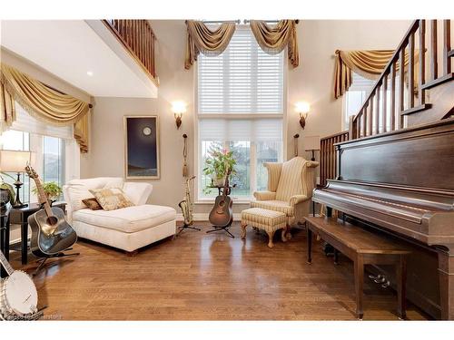 8036 Sheridan Court, Grassie, ON - Indoor Photo Showing Living Room