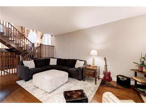 8036 Sheridan Court, Grassie, ON - Indoor Photo Showing Living Room