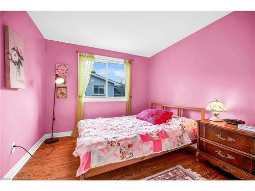 54 Little John Road, Dundas, ON - Indoor Photo Showing Bedroom