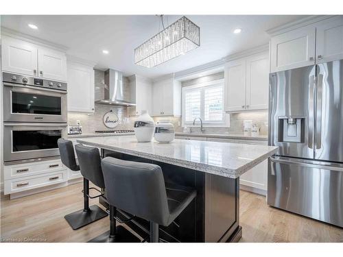 35 Quincy Court, Hamilton, ON - Indoor Photo Showing Kitchen With Upgraded Kitchen