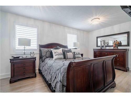 35 Quincy Court, Hamilton, ON - Indoor Photo Showing Bedroom