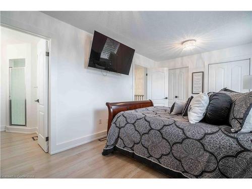 35 Quincy Court, Hamilton, ON - Indoor Photo Showing Bedroom