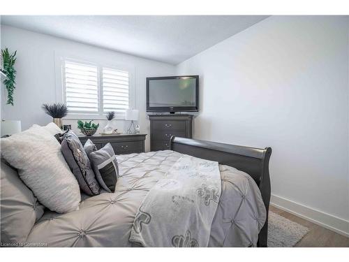 35 Quincy Court, Hamilton, ON - Indoor Photo Showing Bedroom