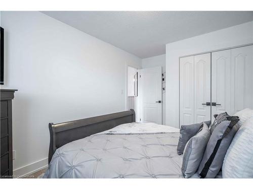 35 Quincy Court, Hamilton, ON - Indoor Photo Showing Bedroom