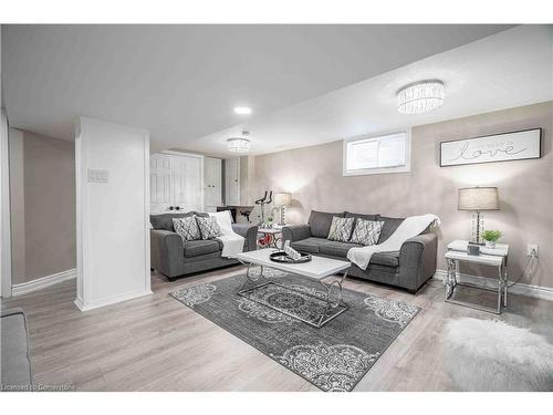 35 Quincy Court, Hamilton, ON - Indoor Photo Showing Living Room