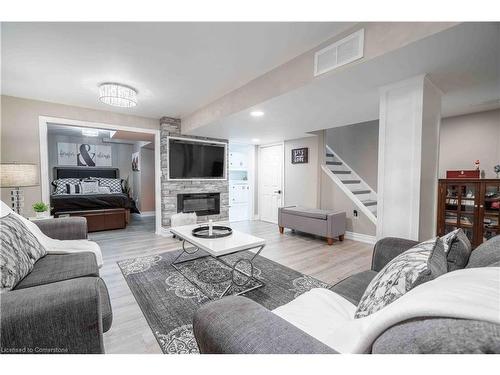 35 Quincy Court, Hamilton, ON - Indoor Photo Showing Living Room