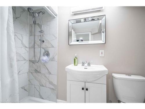 35 Quincy Court, Hamilton, ON - Indoor Photo Showing Bathroom