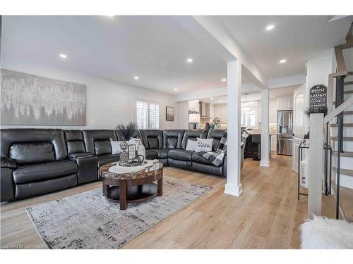 35 Quincy Court, Hamilton, ON - Indoor Photo Showing Living Room