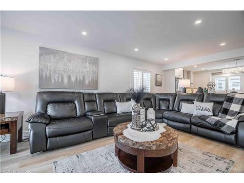 35 Quincy Court, Hamilton, ON - Indoor Photo Showing Living Room