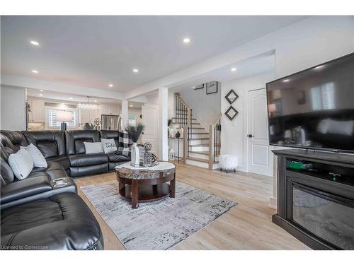 35 Quincy Court, Hamilton, ON - Indoor Photo Showing Living Room