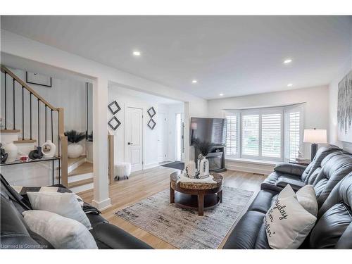 35 Quincy Court, Hamilton, ON - Indoor Photo Showing Living Room