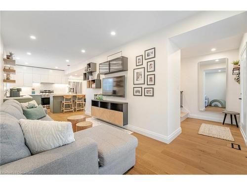 86 Gage Avenue N, Hamilton, ON - Indoor Photo Showing Living Room