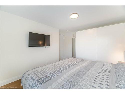 86 Gage Avenue N, Hamilton, ON - Indoor Photo Showing Bedroom