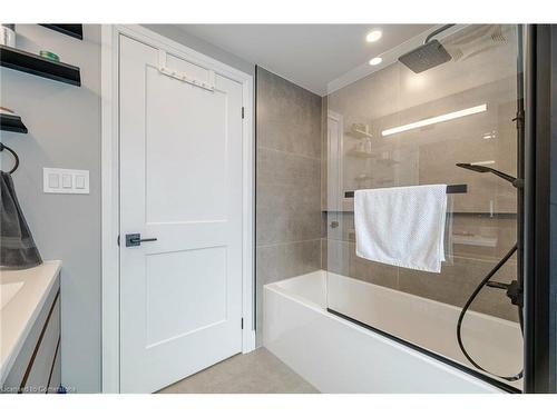 86 Gage Avenue N, Hamilton, ON - Indoor Photo Showing Bathroom