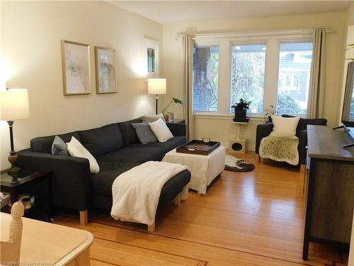 264 Wexford Avenue S, Hamilton, ON - Indoor Photo Showing Living Room