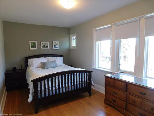 264 Wexford Avenue S, Hamilton, ON - Indoor Photo Showing Bedroom