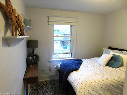 264 Wexford Avenue S, Hamilton, ON - Indoor Photo Showing Bedroom