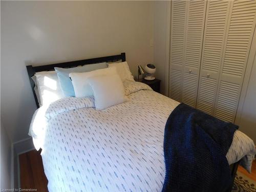 264 Wexford Avenue S, Hamilton, ON - Indoor Photo Showing Bedroom