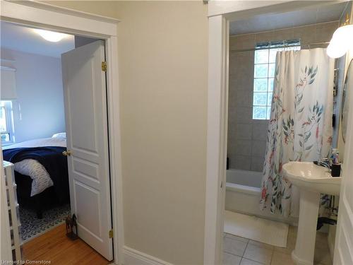 264 Wexford Avenue S, Hamilton, ON - Indoor Photo Showing Bathroom