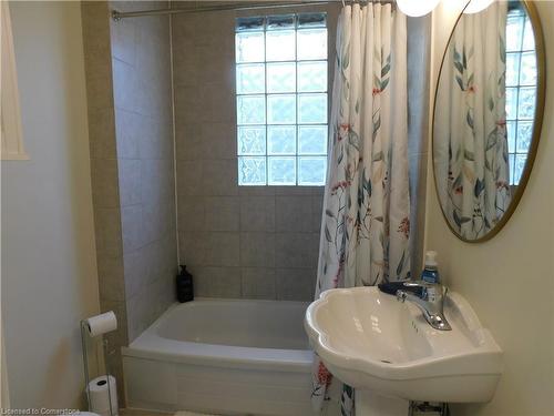 264 Wexford Avenue S, Hamilton, ON - Indoor Photo Showing Bathroom