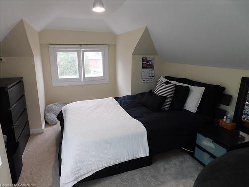 264 Wexford Avenue S, Hamilton, ON - Indoor Photo Showing Bedroom