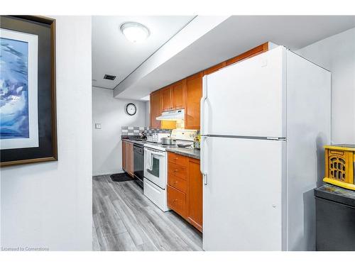 50 Toby Crescent, Hamilton, ON - Indoor Photo Showing Kitchen