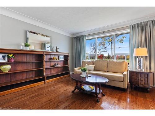 814 Tenth Avenue, Hamilton, ON - Indoor Photo Showing Living Room