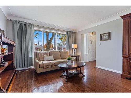 814 Tenth Avenue, Hamilton, ON - Indoor Photo Showing Living Room