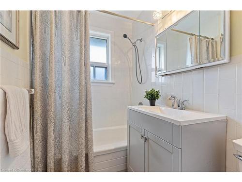 814 Tenth Avenue, Hamilton, ON - Indoor Photo Showing Bathroom