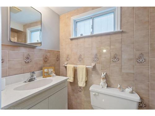 814 Tenth Avenue, Hamilton, ON - Indoor Photo Showing Bathroom