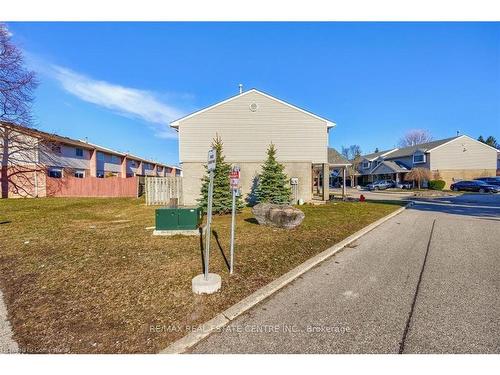 1-125 Sekura Crescent, Waterloo, ON - Outdoor