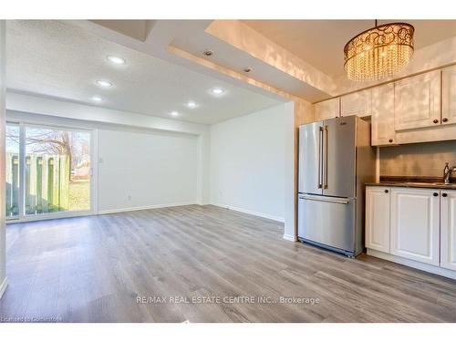 1-125 Sekura Crescent, Waterloo, ON - Indoor Photo Showing Kitchen