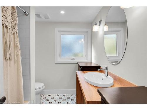 2 Kidd Avenue, Grimsby, ON - Indoor Photo Showing Bathroom