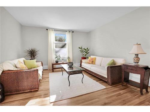 2 Kidd Avenue, Grimsby, ON - Indoor Photo Showing Living Room