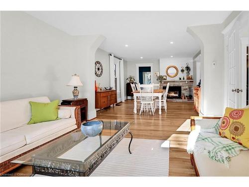 2 Kidd Avenue, Grimsby, ON - Indoor Photo Showing Living Room