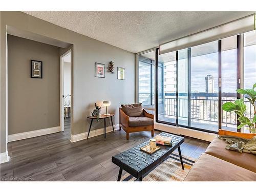 1401-150 Charlton Avenue E, Hamilton, ON - Indoor Photo Showing Living Room