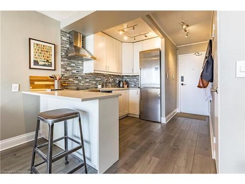 1401-150 Charlton Avenue E, Hamilton, ON - Indoor Photo Showing Kitchen