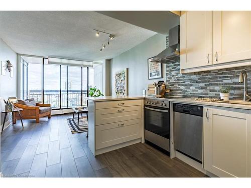 1401-150 Charlton Avenue E, Hamilton, ON - Indoor Photo Showing Kitchen