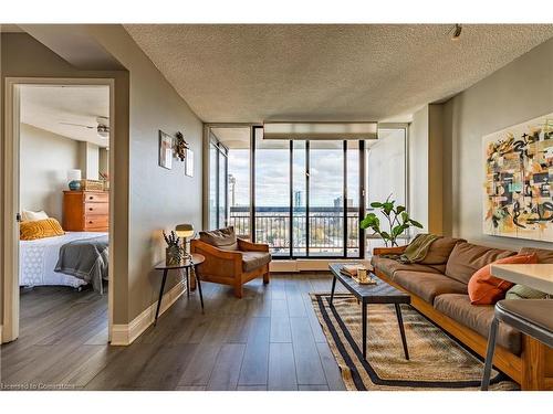 1401-150 Charlton Avenue E, Hamilton, ON - Indoor Photo Showing Living Room