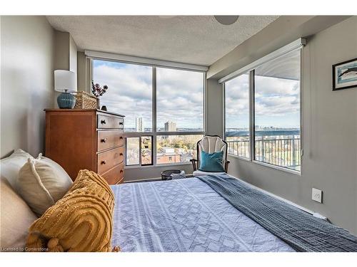 1401-150 Charlton Avenue E, Hamilton, ON - Indoor Photo Showing Bedroom