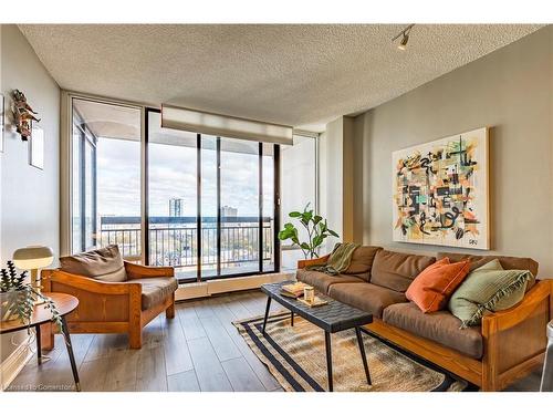 1401-150 Charlton Avenue E, Hamilton, ON - Indoor Photo Showing Living Room