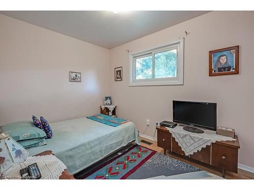 290 Upper Paradise Road, Hamilton, ON - Indoor Photo Showing Bedroom