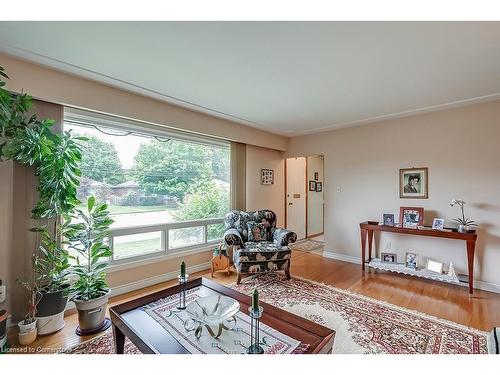 290 Upper Paradise Road, Hamilton, ON - Indoor Photo Showing Living Room