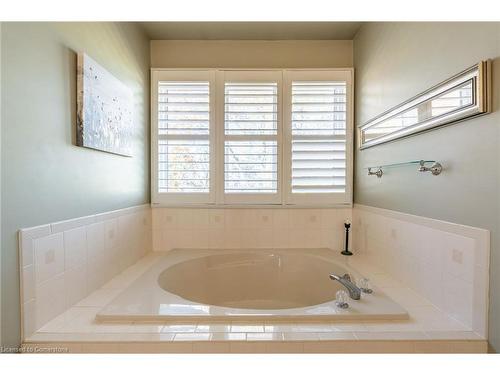 4-286 Hamilton Drive, Ancaster, ON - Indoor Photo Showing Bathroom