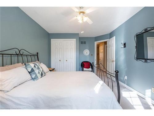 4-286 Hamilton Drive, Ancaster, ON - Indoor Photo Showing Bedroom