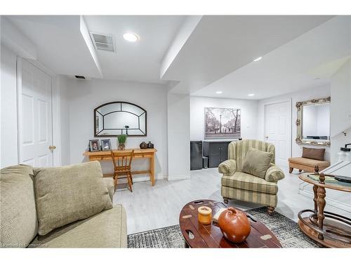 4-286 Hamilton Drive, Ancaster, ON - Indoor Photo Showing Living Room