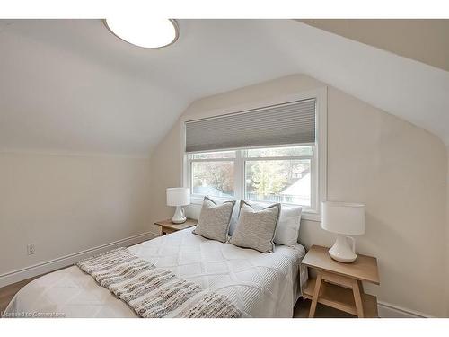 1452 Augustine Drive, Burlington, ON - Indoor Photo Showing Bedroom