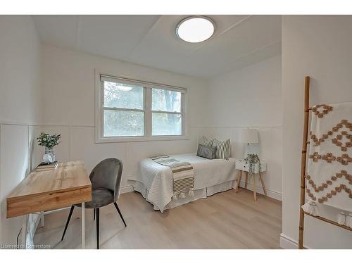 1452 Augustine Drive, Burlington, ON - Indoor Photo Showing Bedroom