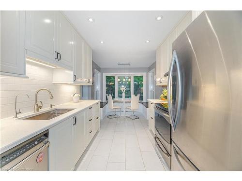 70 Lakecrest Trail, Brampton, ON - Indoor Photo Showing Kitchen With Upgraded Kitchen